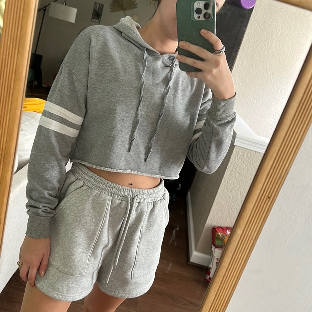 Long sleeve cropped hooded gray sweatshirt